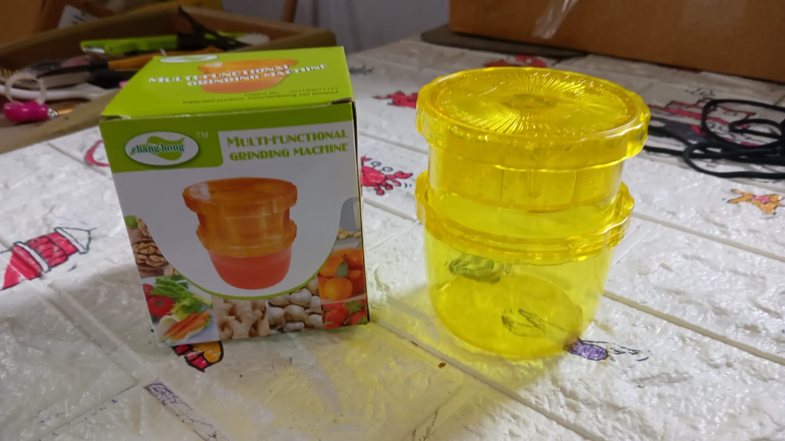 Portable juicer and grinder, ideal for home use and healthy living. Portable juicer and grinder, ideal for home use and healthy living.